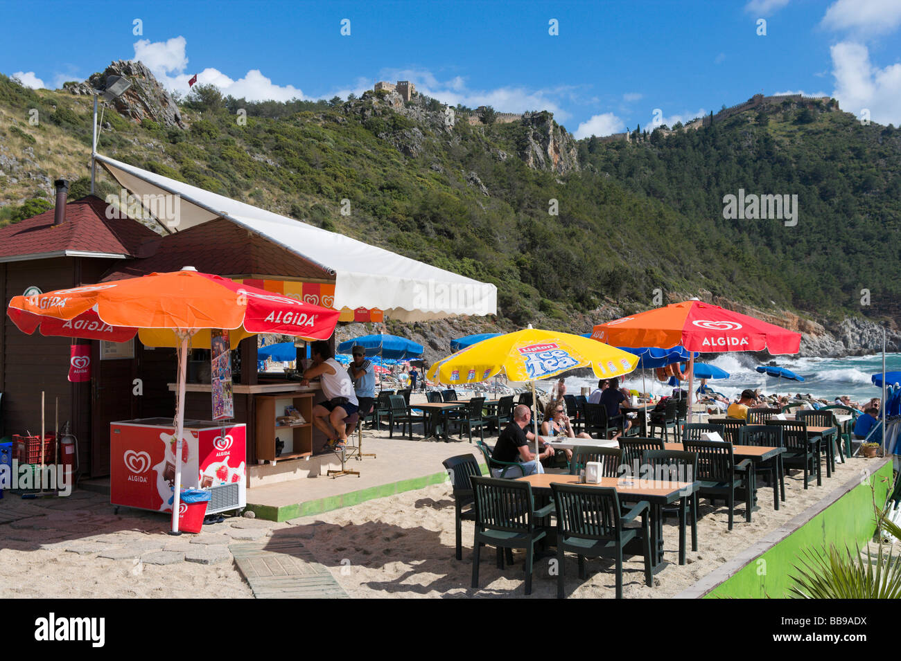 Beach Bar sur la plage Kleopatra en regardant vers le château, Alanya, Turquie, Côte Méditerranéenne Banque D'Images