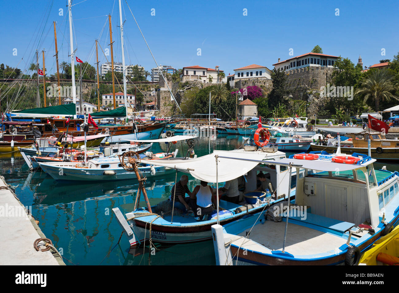 Les bateaux de pêche locaux dans le port de la vieille ville (Kaleici), Antalya, côte méditerranéenne de la Turquie, Banque D'Images