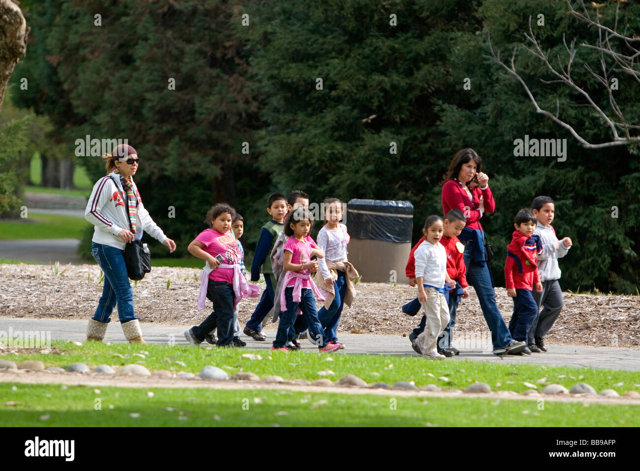 Les enfants de l'école lors d'un voyage à la Los Angeles County Arboretum and Botanical Garden en Arcadia California USA Banque D'Images