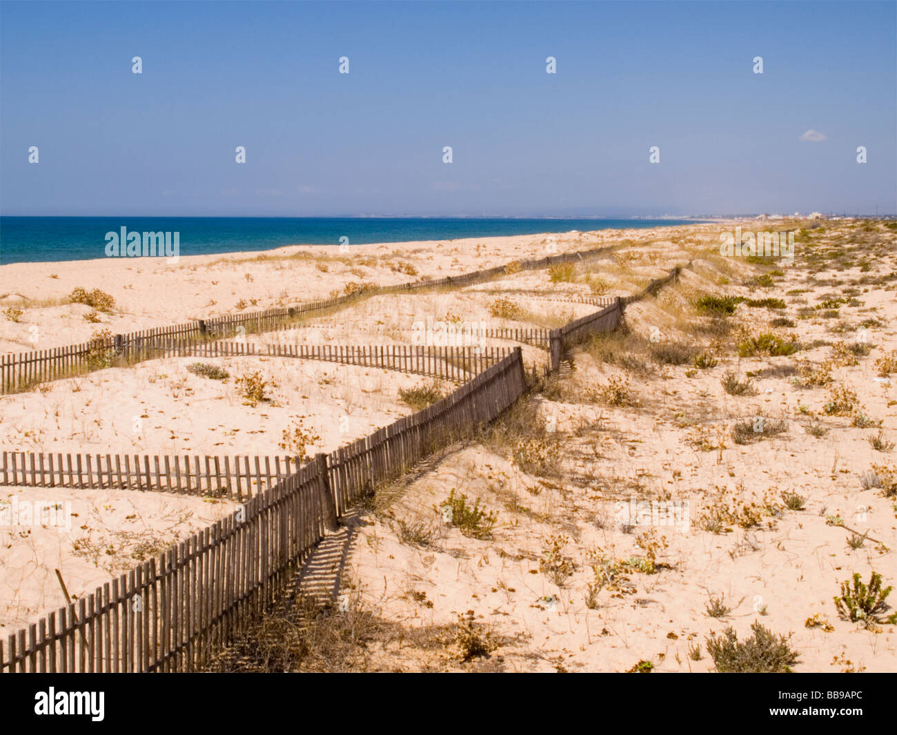 La plage de Faro à proximité de l'aéroport de Faro à l'ouest le long de la côte nord de l'Algarve au Portugal Banque D'Images