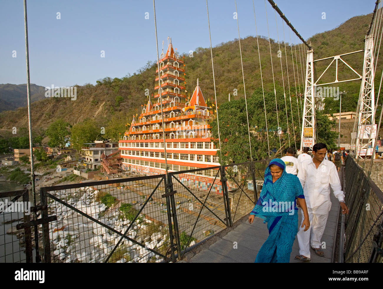 Les personnes qui traversent le Lakshman Jhula bridge. Rishikesh. Uttarakhand. L'Inde Banque D'Images