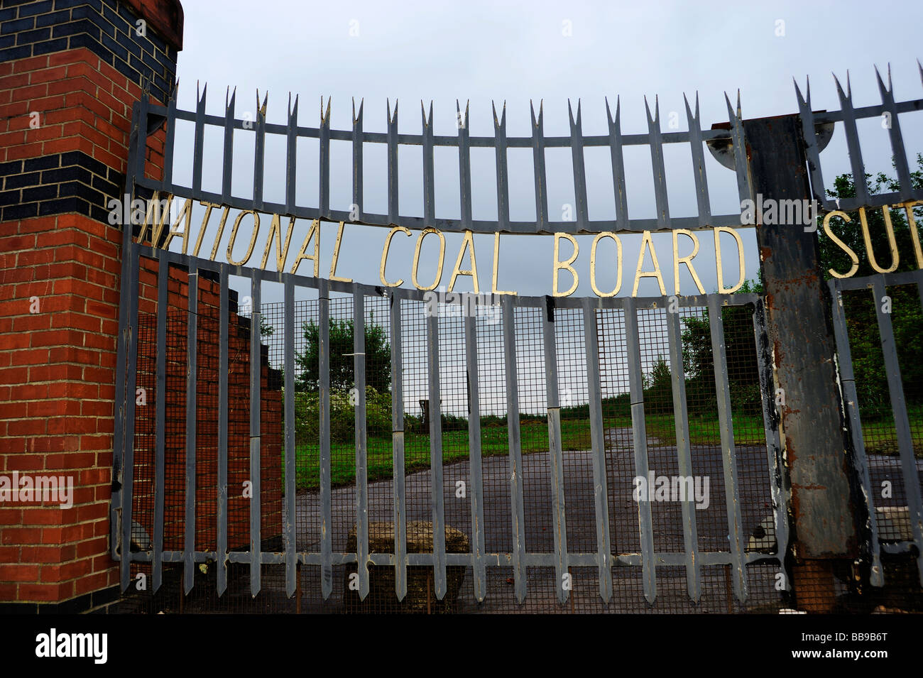 Les vestiges de St Helens Sutton Manor Colliery, mines de charbon d'une paire de portes de la terre où la mine s'est Banque D'Images