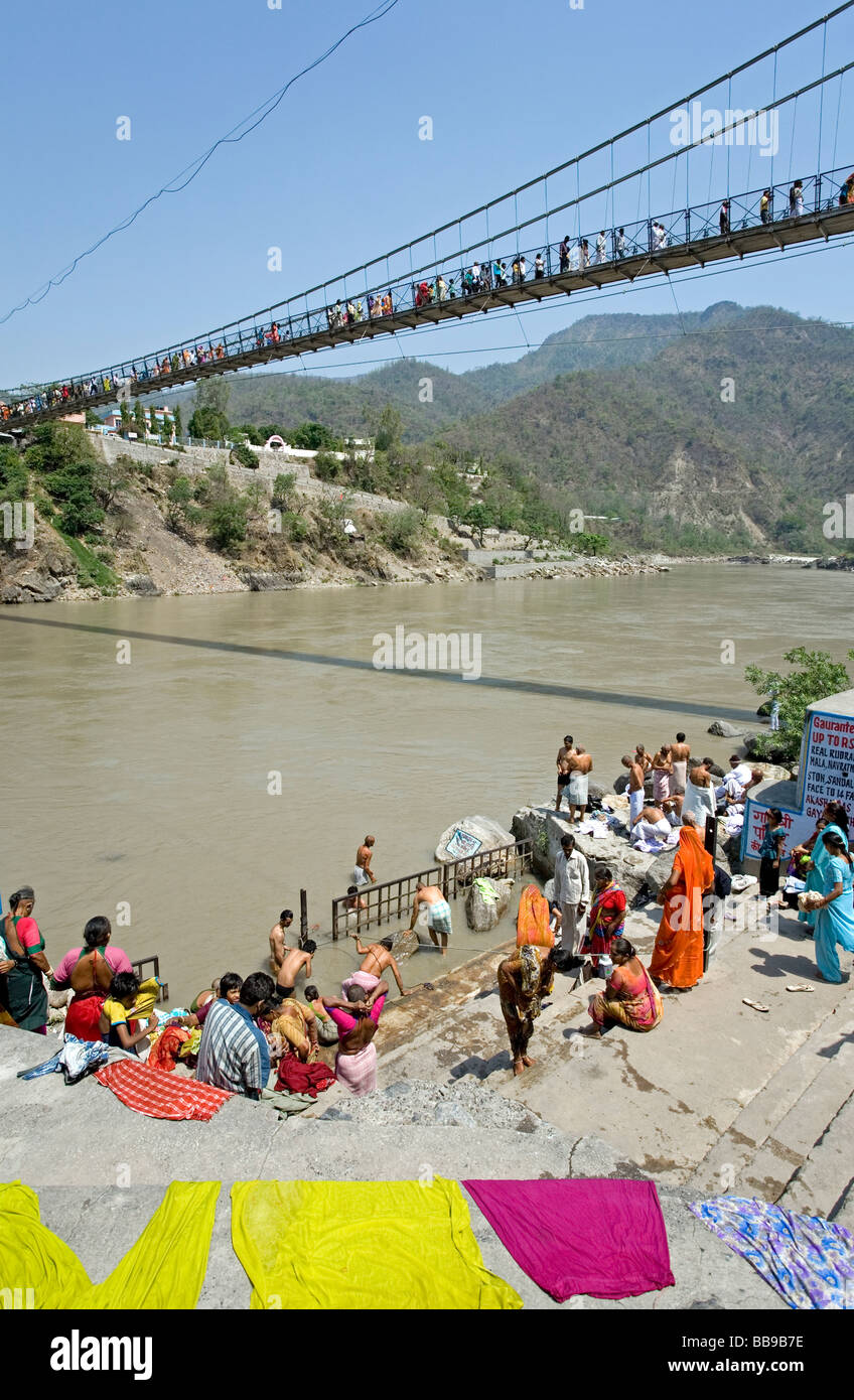 Les dévots se baignant dans le fleuve Gangas. Lakhsman Jhula. Rishikesh. Uttarakhand. L'Inde Banque D'Images