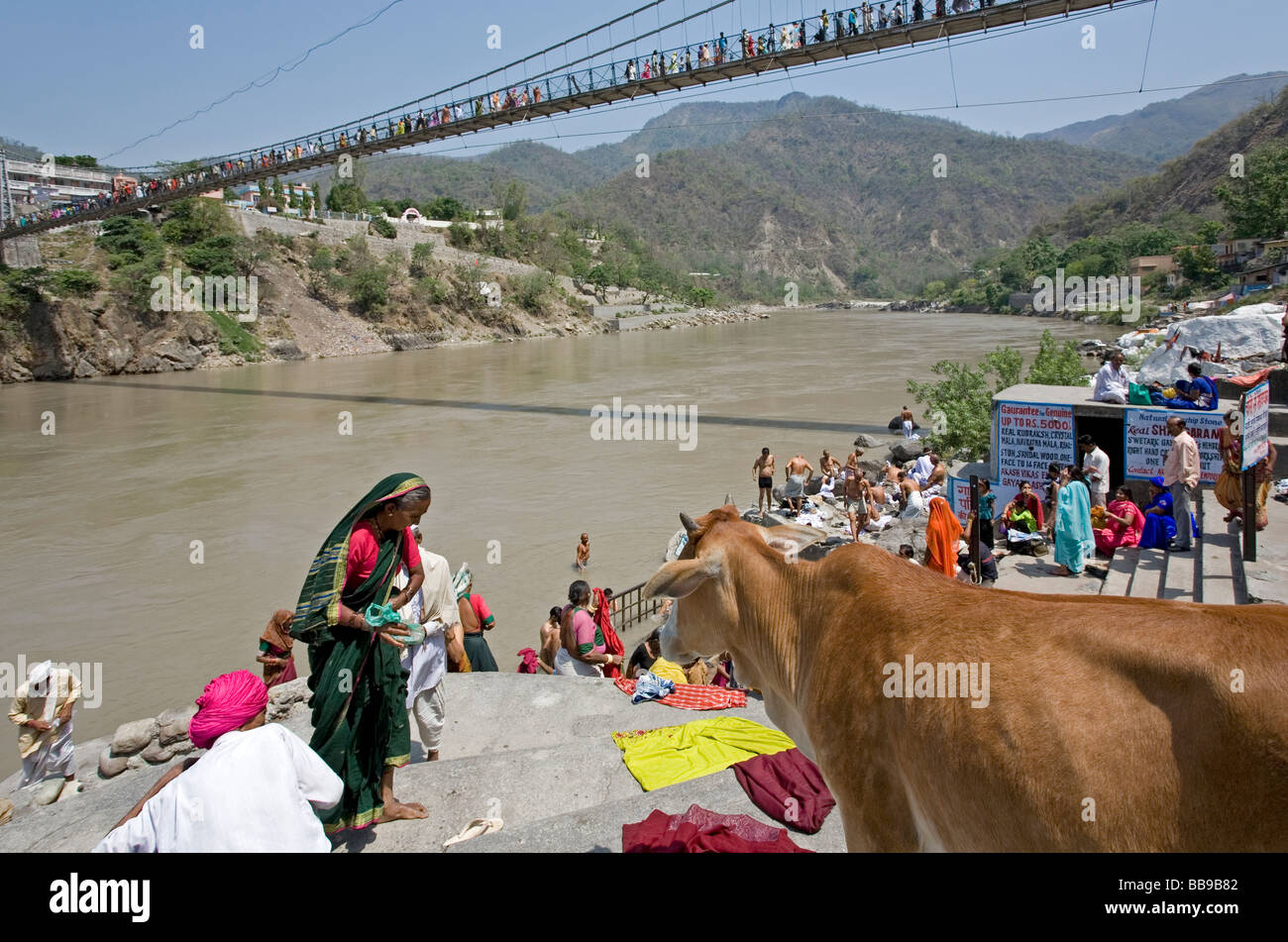 Le séchage des vêtements femme. Gange. Lakshman Jhula. Rishikesh. Uttarakhand. L'Inde Banque D'Images