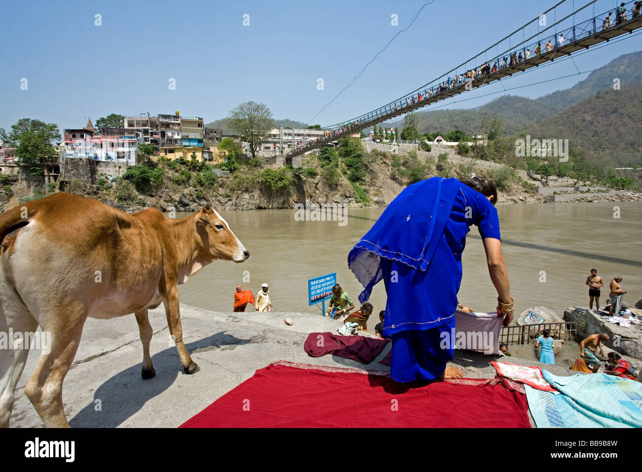 Le séchage des vêtements femme. Gange. Lakshman Jhula. Rishikesh. Uttarakhand. L'Inde Banque D'Images