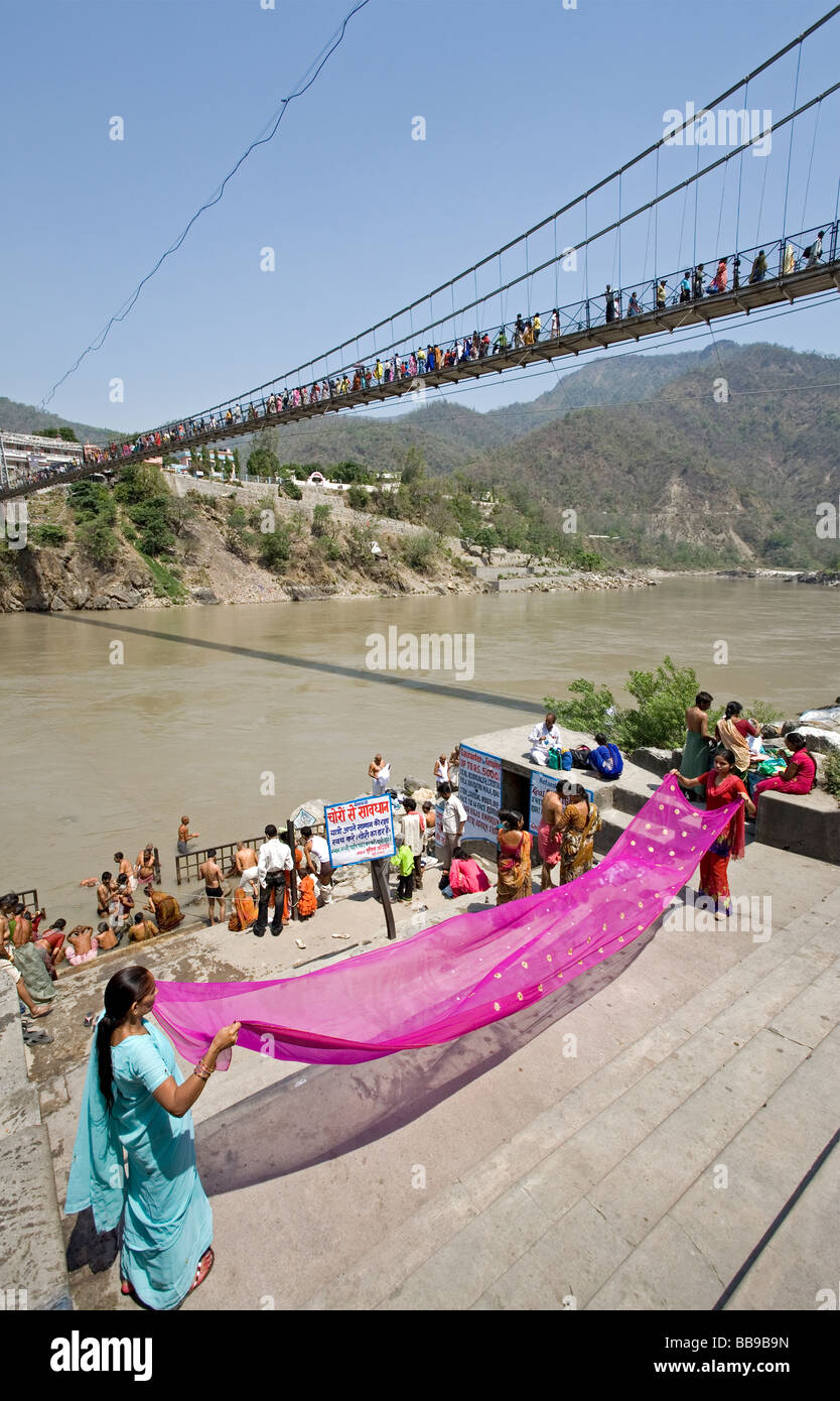 Les femmes d'un sari de séchage au Gange. Lakshman Jhula. Rishikesh. Uttarakhand. L'Inde Banque D'Images