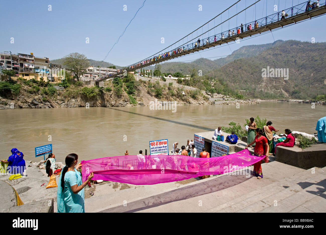 Les femmes d'un sari de séchage au Gange. Lakshman Jhula. Rishikesh. Uttarakhand. L'Inde Banque D'Images