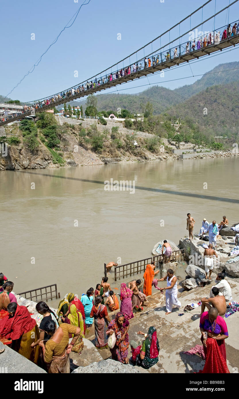Les dévots se baignant dans le fleuve Gangas. Lakhsman Jhula. Rishikesh. Uttarakhand. L'Inde Banque D'Images