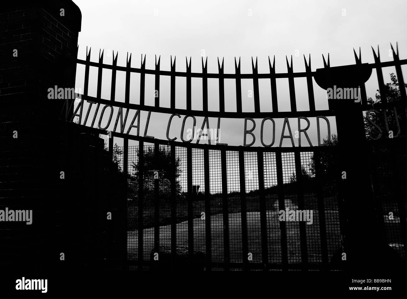 Les vestiges de St Helens Sutton Manor Colliery, mines de charbon d'une paire de portes de la terre où la mine s'est Banque D'Images