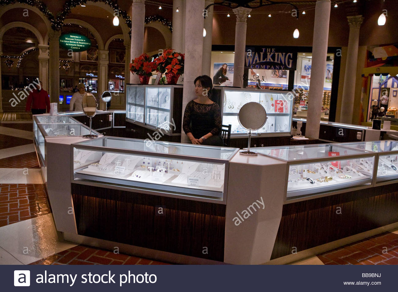 Associé aux ventes et comptoir des bijoux Photo Stock - Alamy