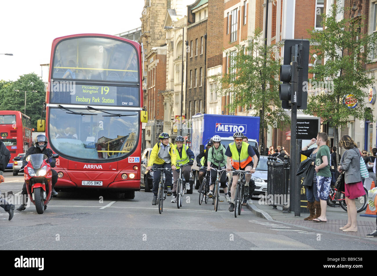 Les cyclistes et bus à l'heure de pointe Angel Islington Londres Angleterre Royaume-uni Banque D'Images