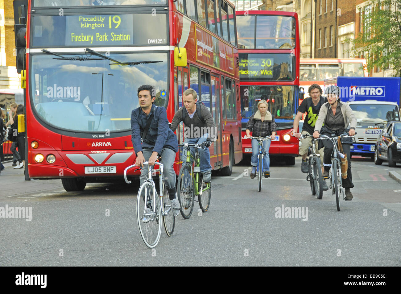 Les cyclistes et les autobus à l'heure de pointe Angel Islington Londres Angleterre Royaume-uni Banque D'Images