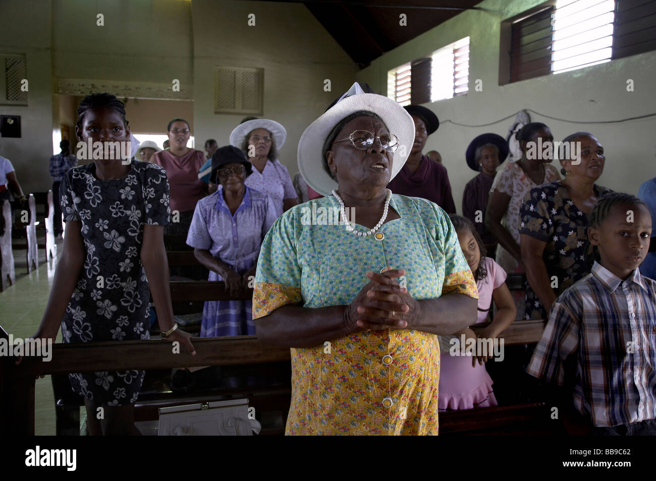 Painet jq3682 Jamaïque congrégation la messe du dimanche dans l'église  catholique de la ville de seaford antilles caraïbes hat chapeaux bonnet  Photo Stock - Alamy