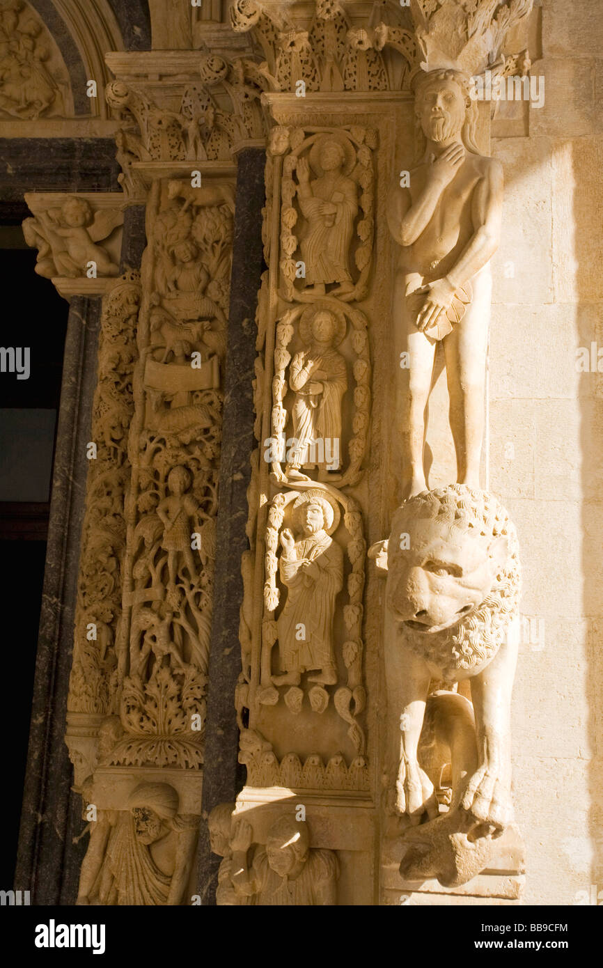 Porte d'entrée par des gravures de Adam par Radovanus ANNONCE 1240 Cathédrale de St Laurent de la côte dalmate Croatie Dalmatie Trogir Banque D'Images