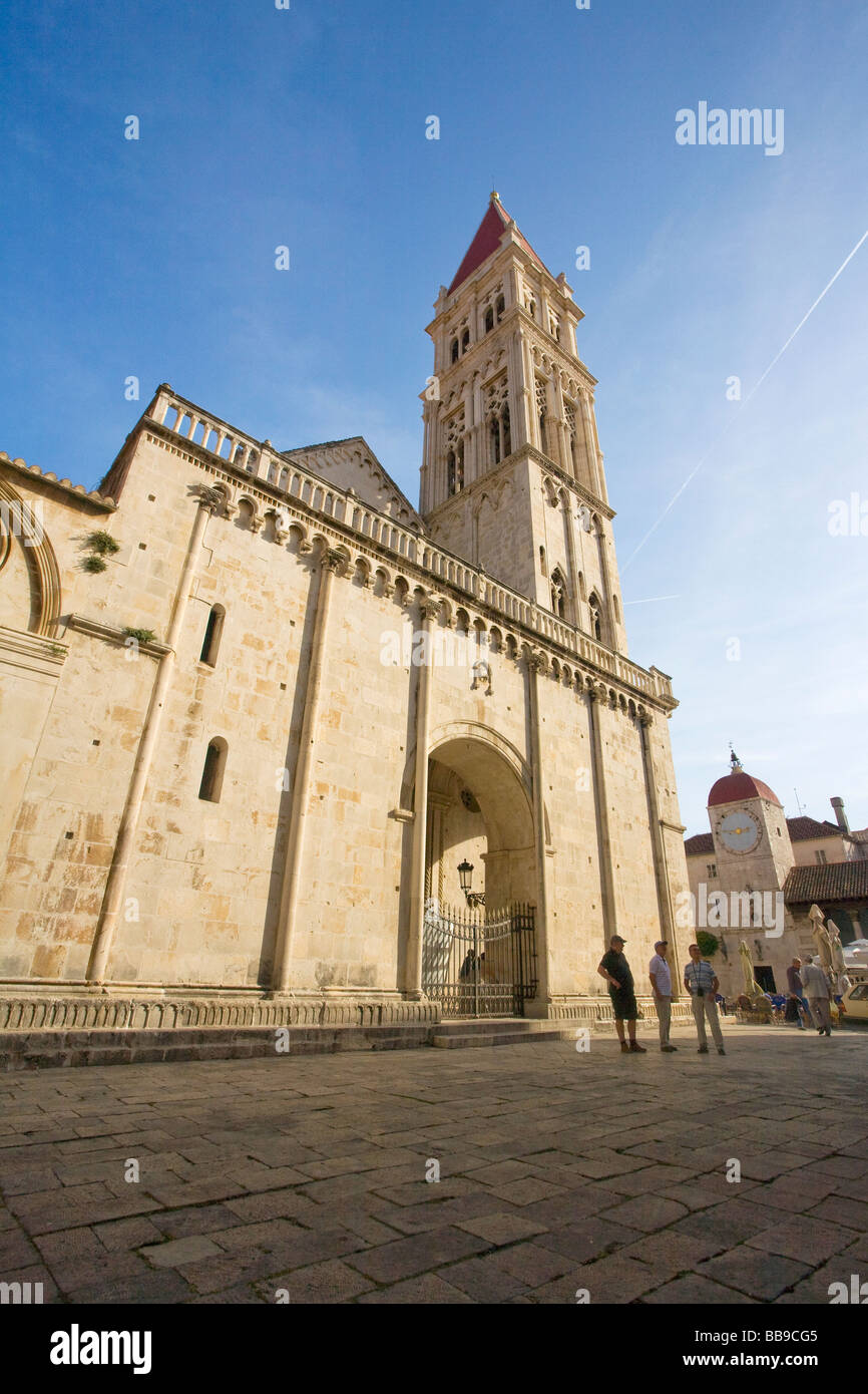 Cathédrale de St Laurent et de la tour de l'horloge de la Place de Jean Paul II de la côte dalmate Croatie Dalmatie Trogir Banque D'Images