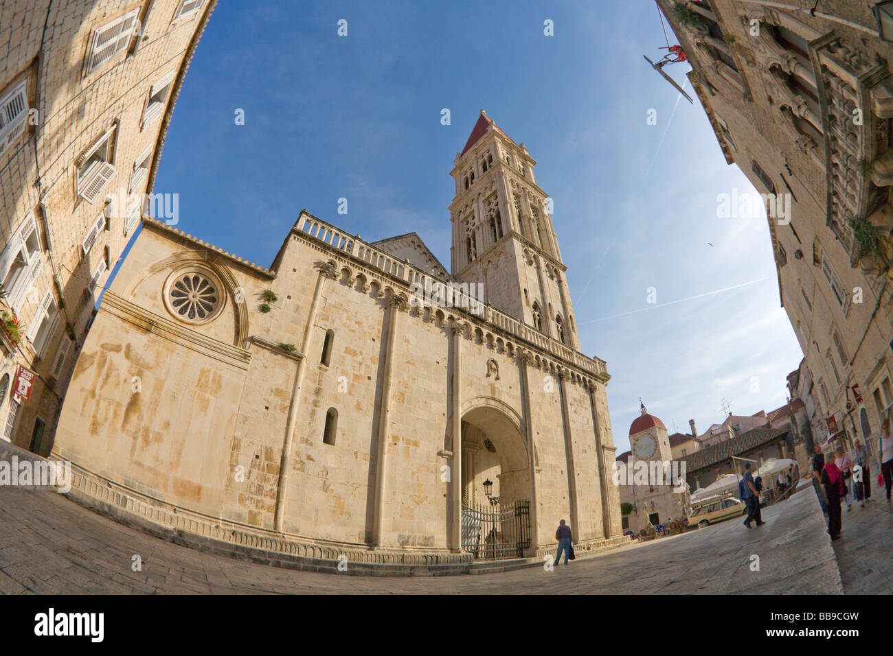 Cathédrale de St Laurent et de la tour de l'horloge de la Place de Jean Paul II de la côte dalmate Croatie Dalmatie Trogir Banque D'Images