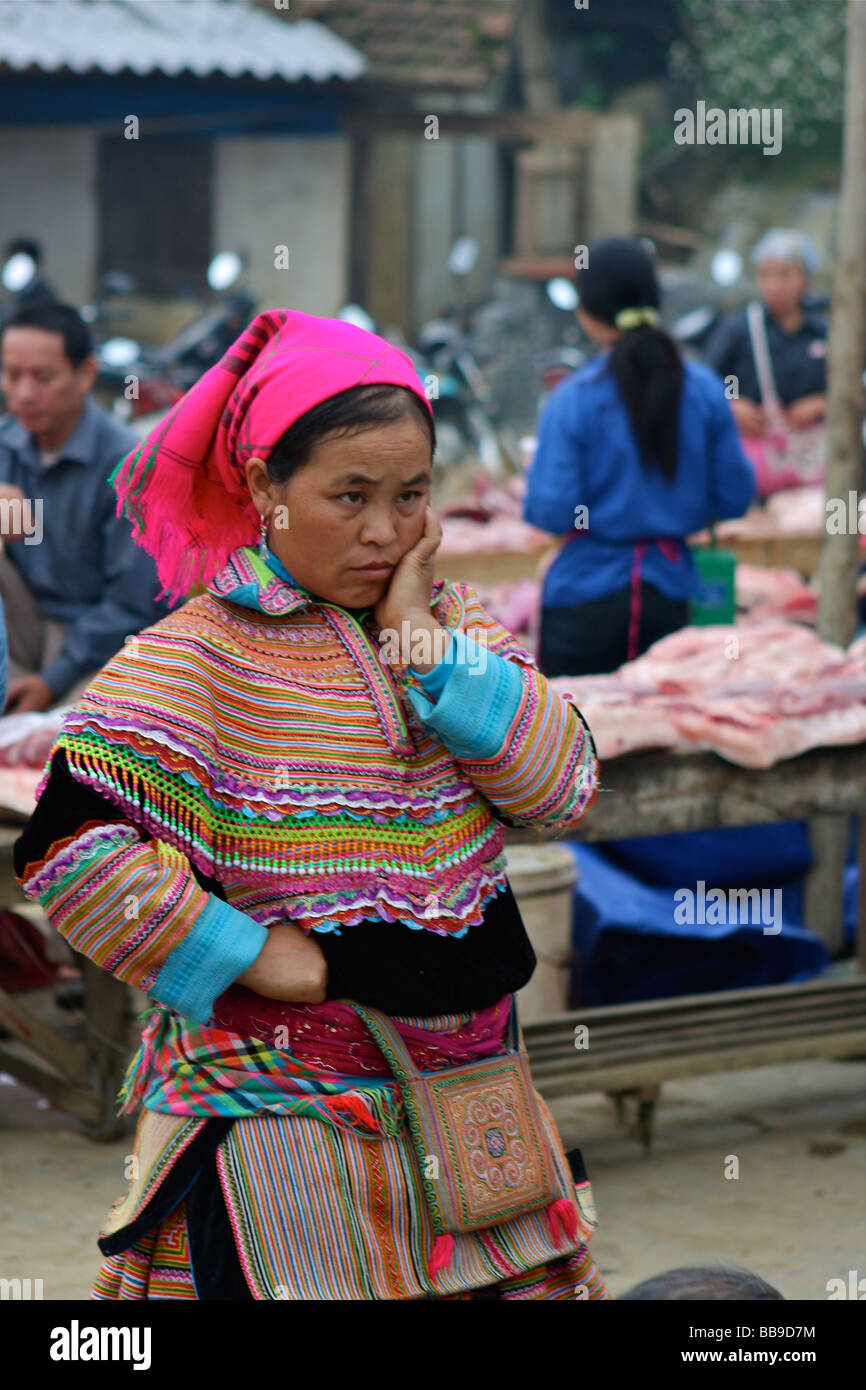 Femme hmong fleur pensant Banque D'Images