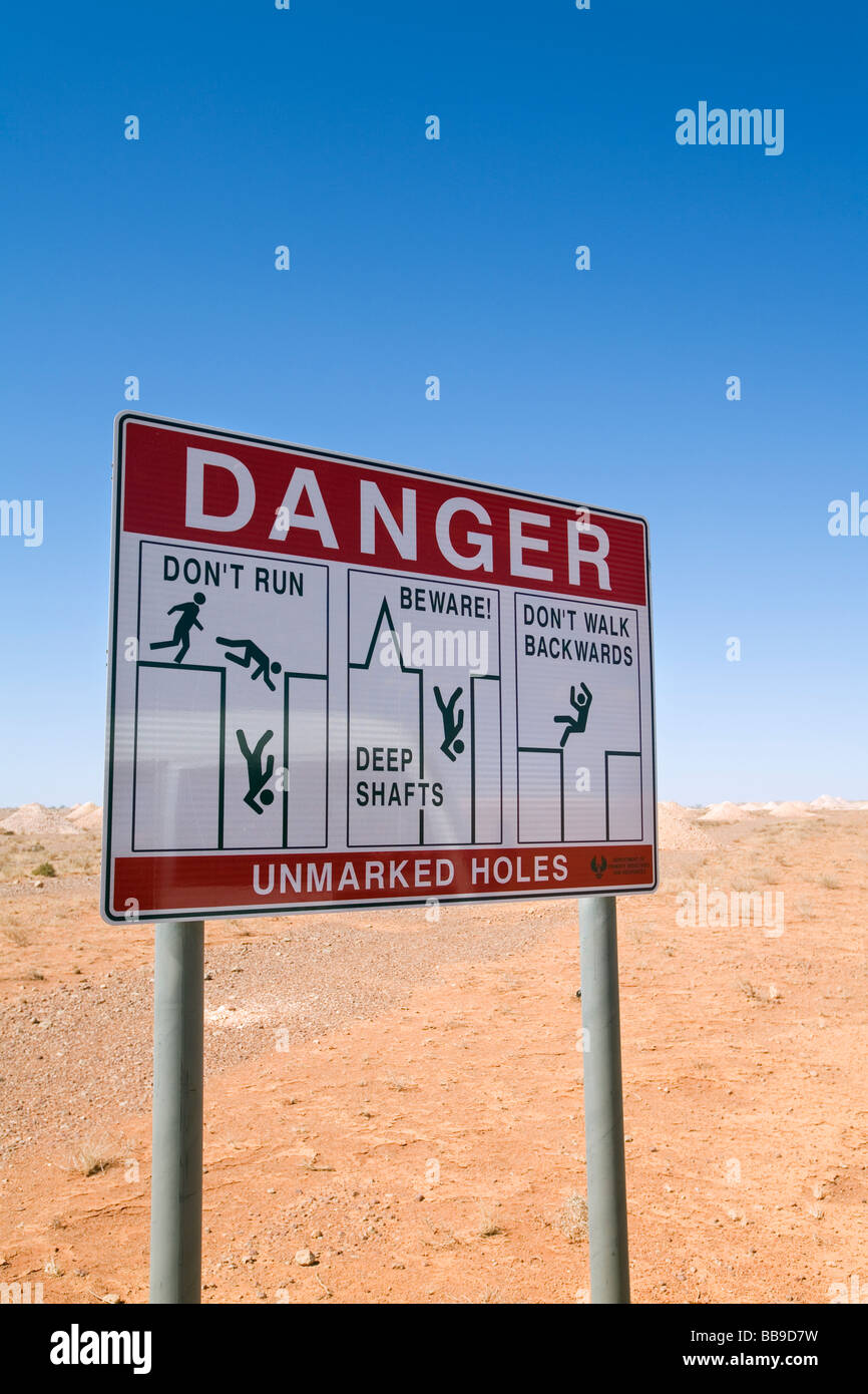Le signe de danger pour ouvrir des puits de mine dans le champs d'opale de Coober Pedy. Coober Pedy, South Australia, Australia Banque D'Images