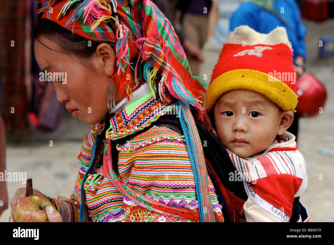 Flower hmong mère avec bébé au dos Banque D'Images