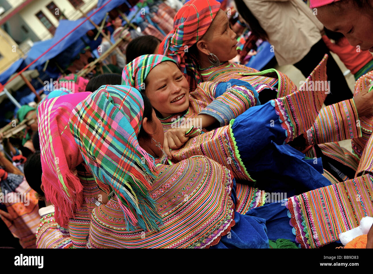 Jeunes femmes flower hmong essayer sur les vêtements traditionnels Banque D'Images