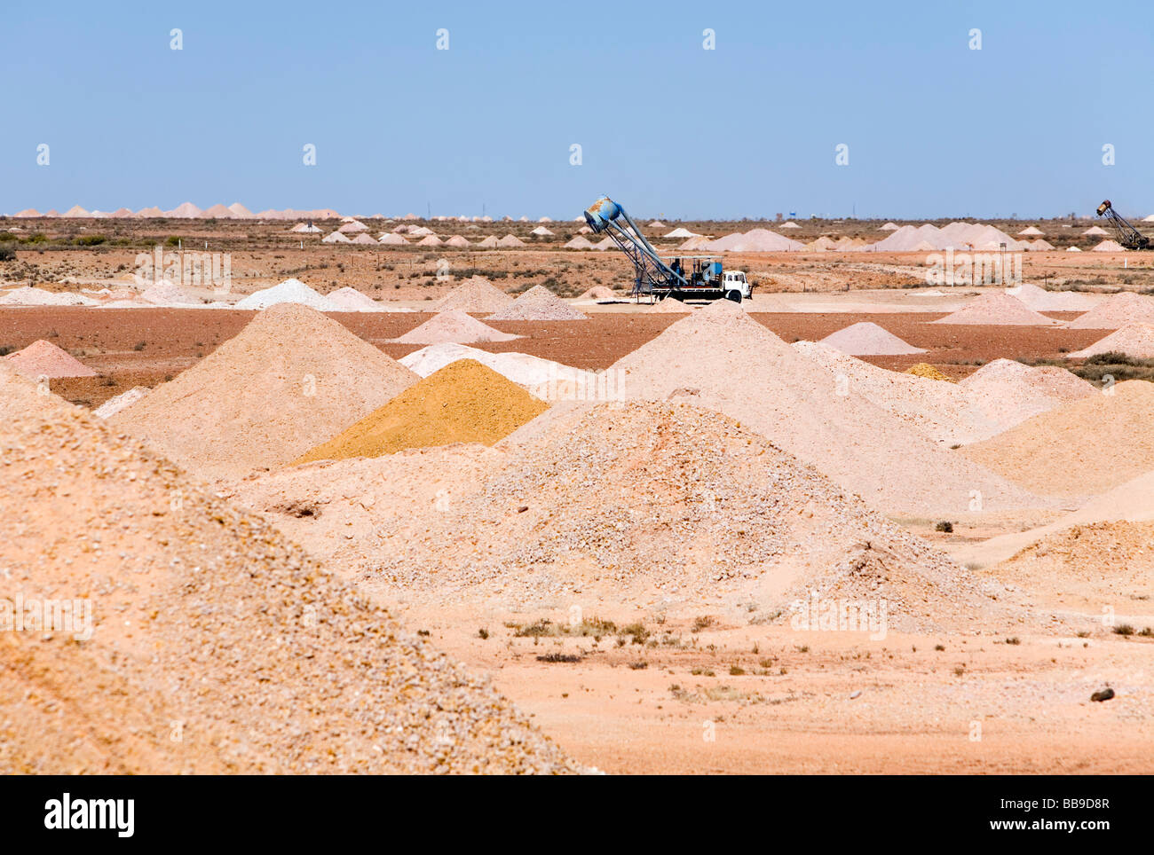 Tas de terre creusée à partir de l'arbres de nombreuses mines dans le champs d'opale de Coober Pedy. Coober Pedy, South Australia, Australia Banque D'Images