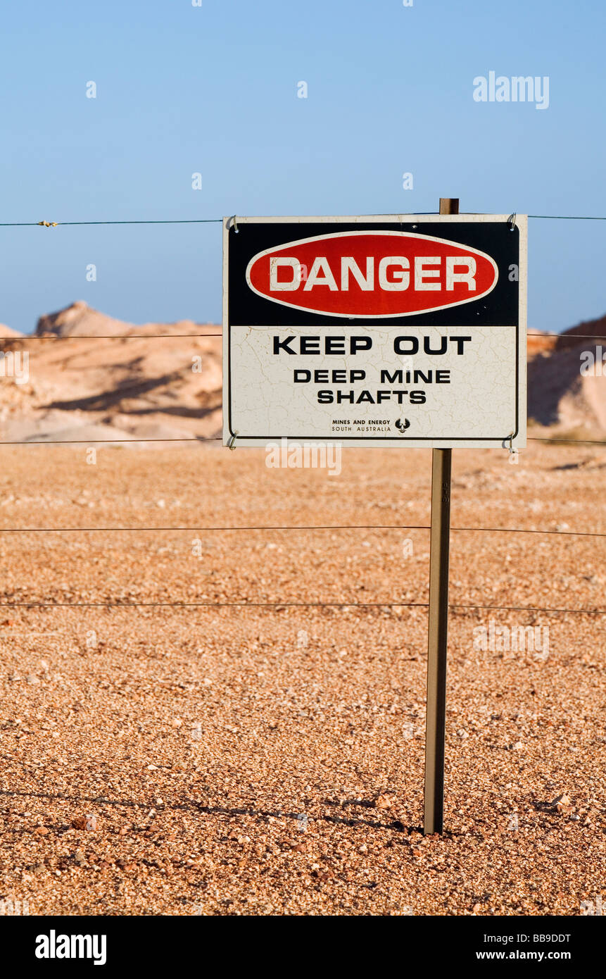 Un signe de danger d'avertissement des puits de mine dans le champs d'opale de Coober Pedy. Coober Pedy, South Australia, Australia Banque D'Images