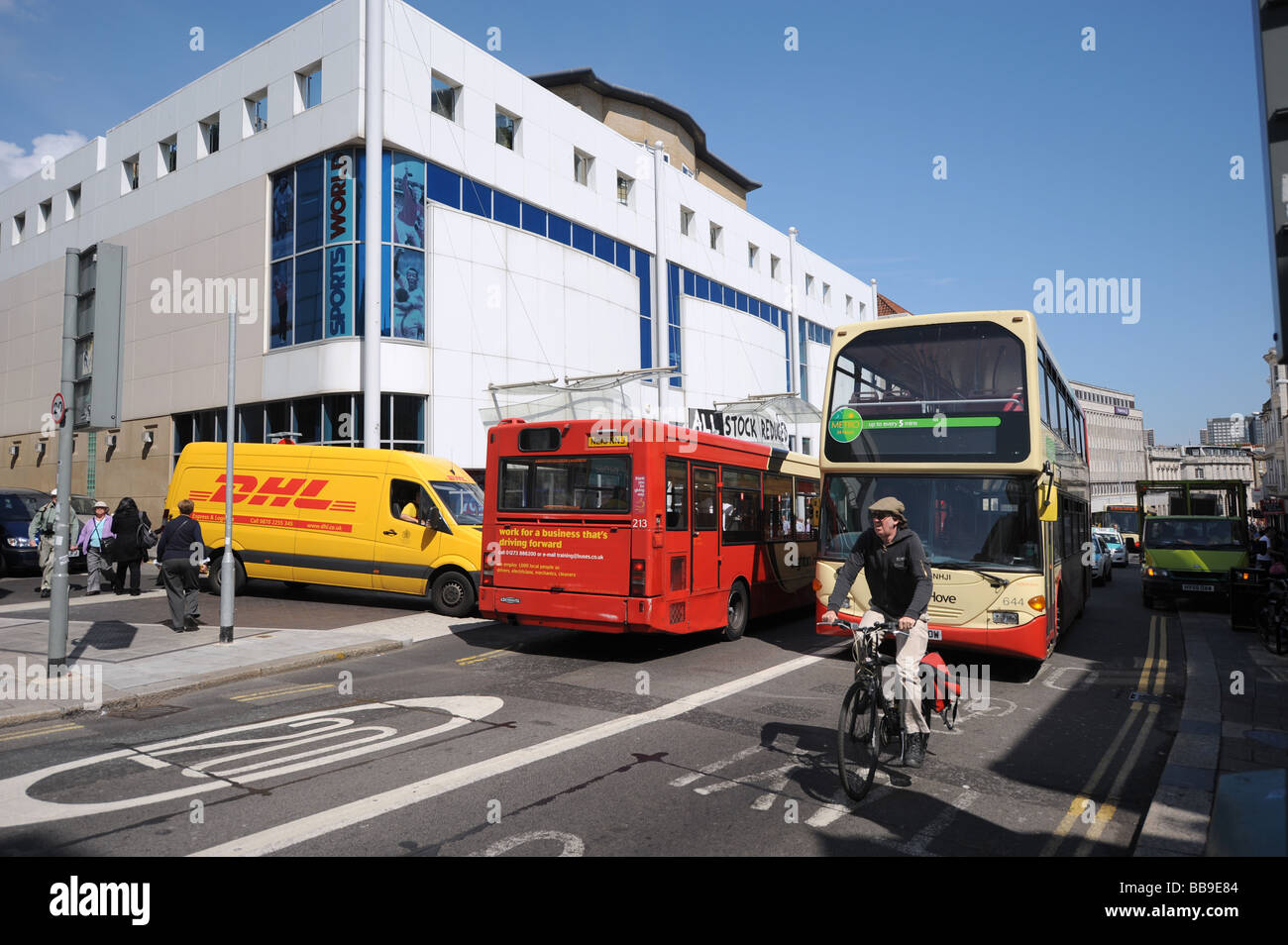 Trafic lourd avec les bus cars et un cycliste à Brighton city centre Banque D'Images