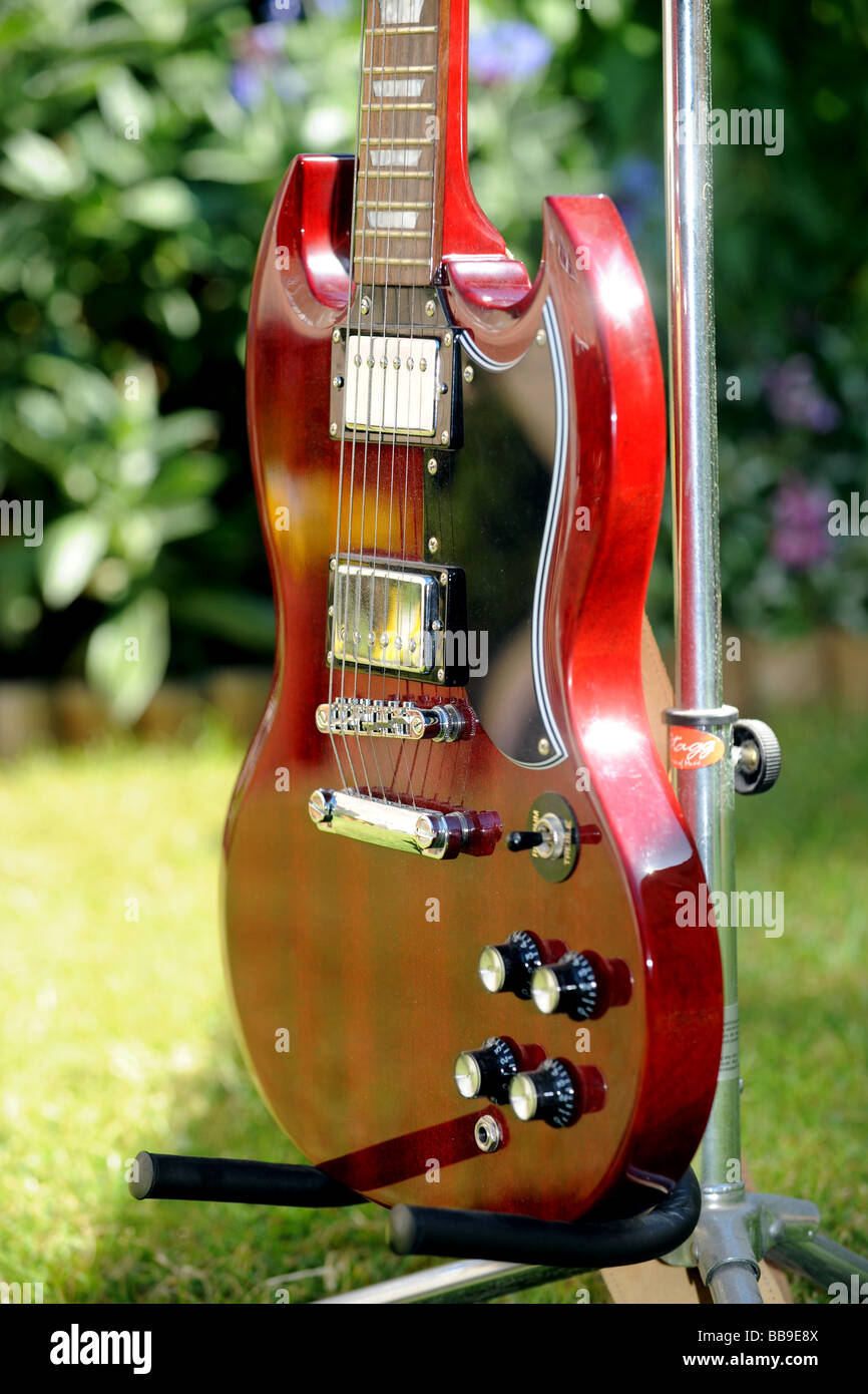 Red Cherry guitare électrique Epiphone SG copie du modèle Gibson classique  Photo Stock - Alamy