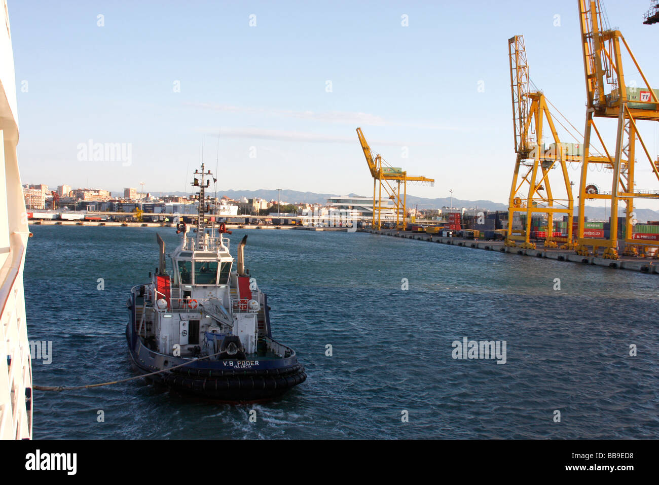 Tug boat aider un navire de croisière à quai dans le port de Valence, Espagne, Banque D'Images