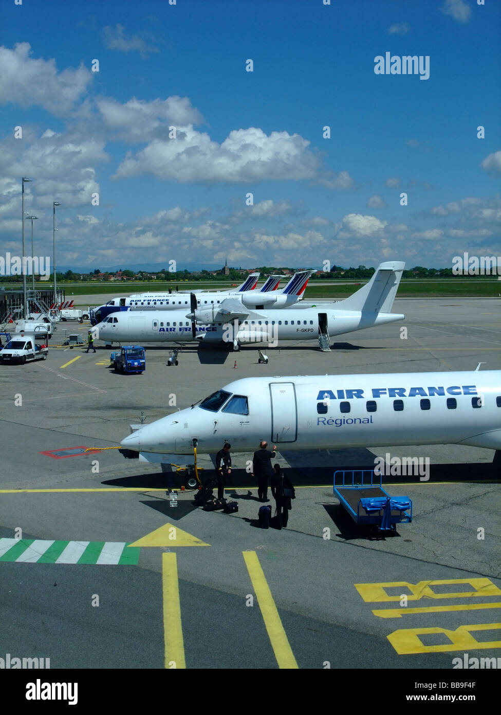 Des jets régionaux Embraer ERJ-145 de la compagnie (Flying régional pour Air France) sur le parking de l'aéroport Saint-Exupéry de Lyon Banque D'Images