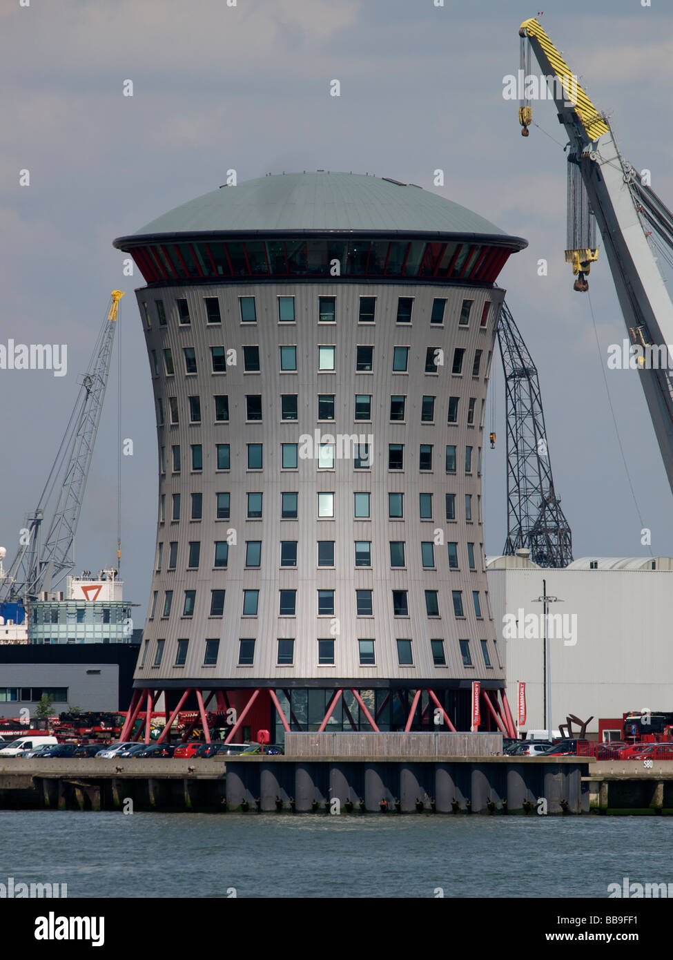 L'architecture contemporaine au siège de la société néerlandaise Mammoet sur la rive de la Meuse, dans le port de Rotterdam Banque D'Images