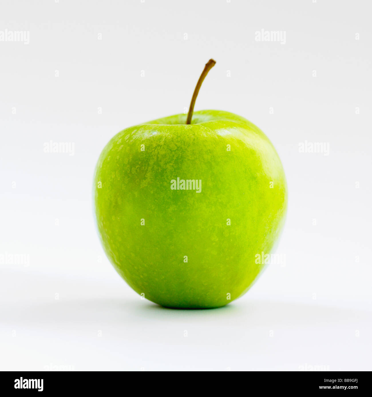 Un parfait apple vert isolé sur un fond blanc. Banque D'Images