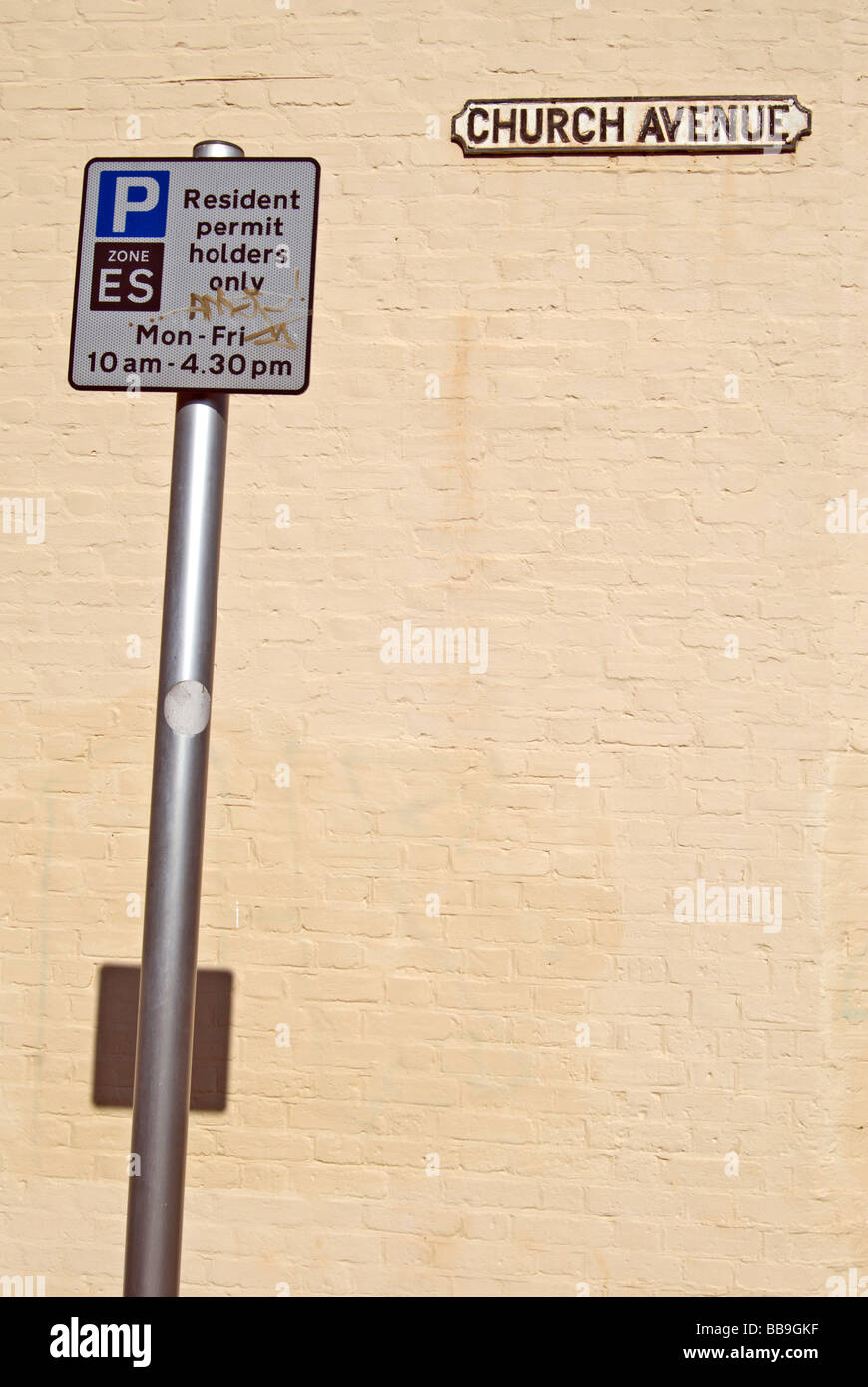 Parking gratuit aux titulaires de permis de signer au pôle et l'avenue de l'église enseigne de rue Banque D'Images