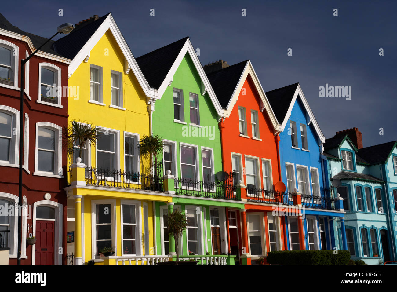 Maisons colorées au bord de la marine parade whitehead le comté d'Antrim en Irlande du Nord uk Banque D'Images