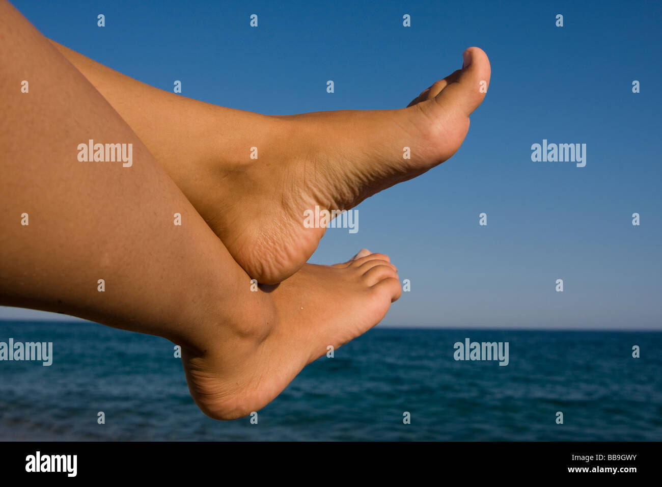 Close up of a de beaux pieds sur un fond des océans Banque D'Images