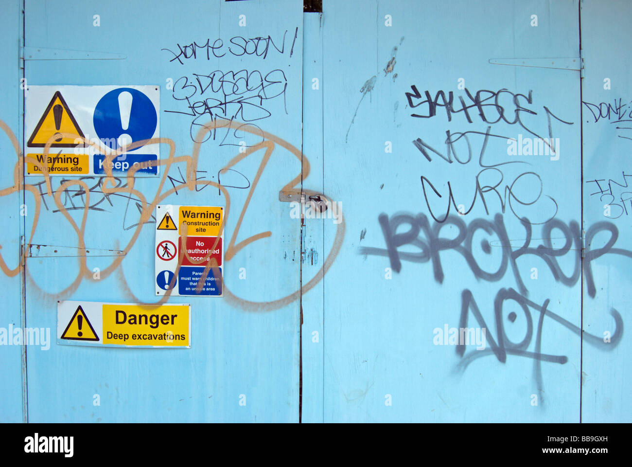 Avertissement sur la chantier gate avec graffiti Banque D'Images