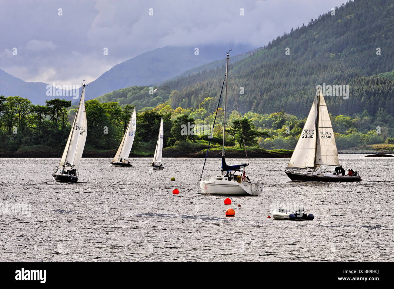 Yachts sur le Loch Leven vu de Glen Coe en Ballachulish Banque D'Images
