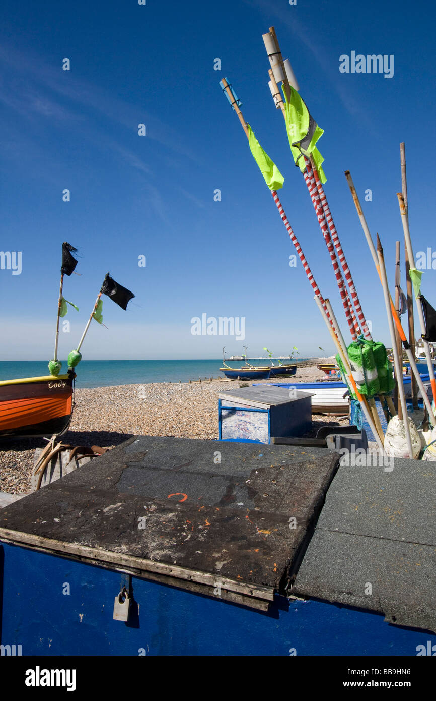 Bateaux de pêche sur la plage de galets worthing ville balnéaire Sussex England uk go Banque D'Images