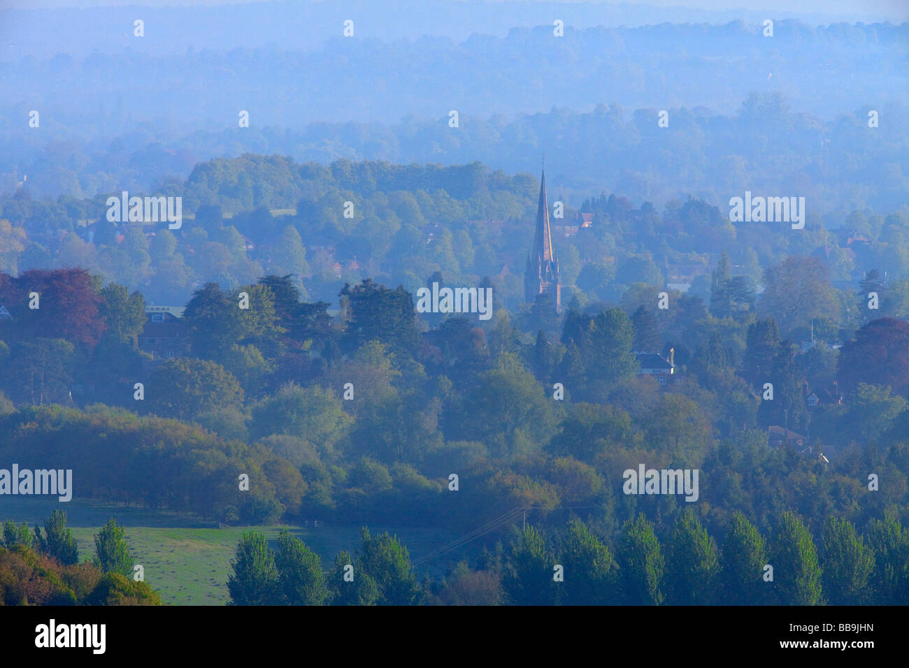 Dorking clocher d'église vue lointaine, Surrey Banque D'Images
