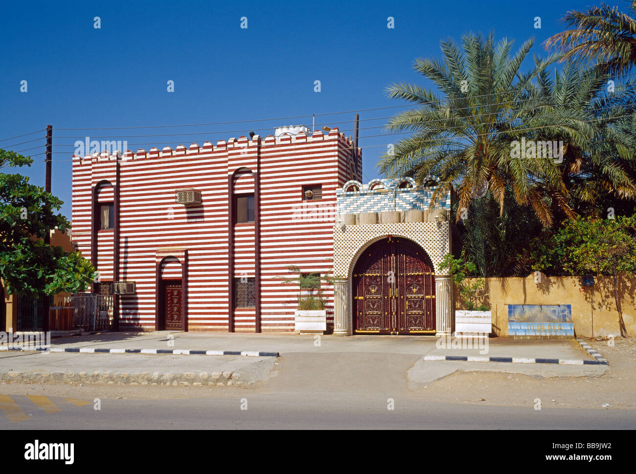 Maison moderne en style islamique traditionnelle avec rayures rouges et blanches Haus in traditionellem Stil mit la façade weisser rot Banque D'Images