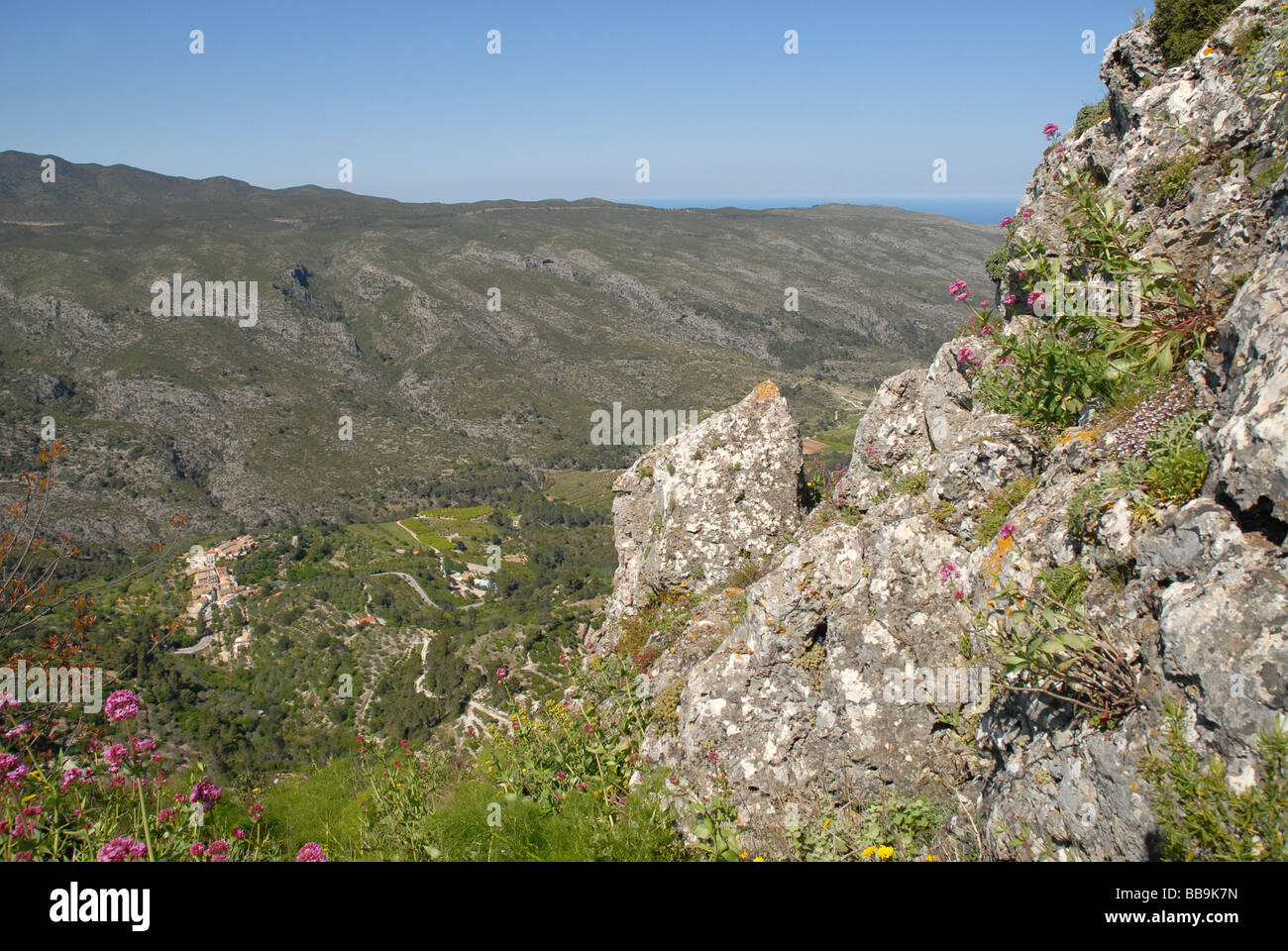 Crête calcaire à la Forada rock arch, Sierra de la Forada, Province d'Alicante, Communauté Valencienne, Espagne Banque D'Images