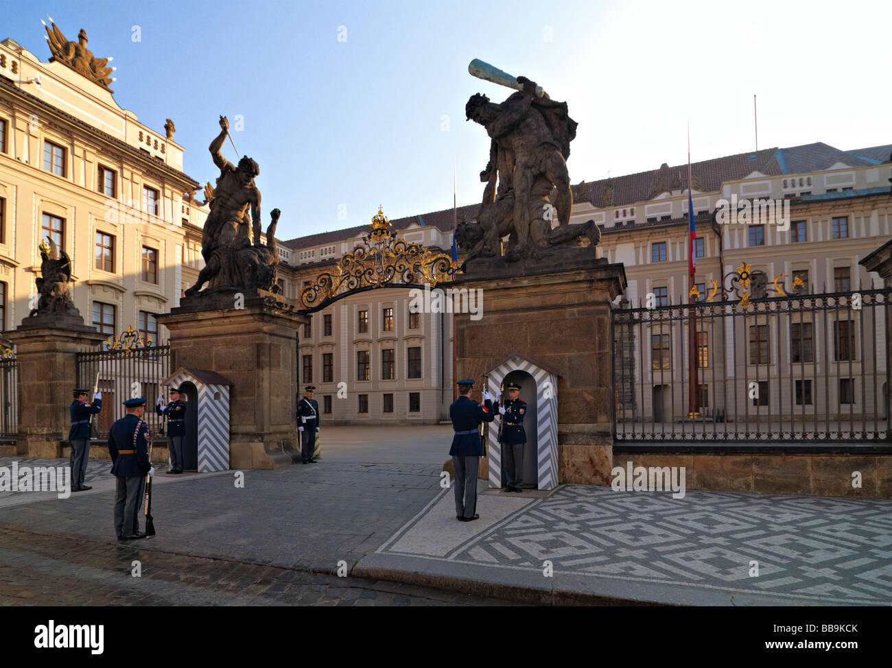 Changement de gardes d'honneur au palais présidentiel de Hradcany à Prague. Banque D'Images