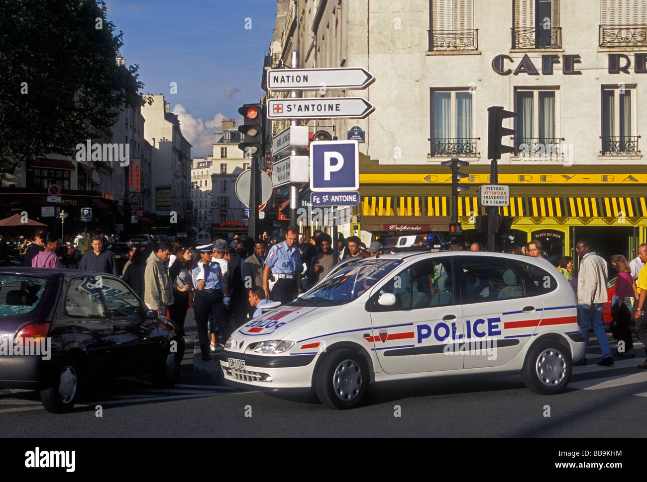 La police française, les policiers, l'action de la police, l'arrestation d'un criminel, voiture de police, à la place de la Bastille, Paris, Ile-de-France, France, Europe Banque D'Images