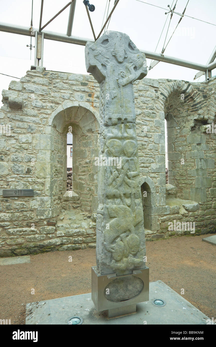 St Peter bénédiction un évêque et un abbé 12e siècle Doorty Cross l'une des grandes croix celtiques de Kilfenora Cathédrale Co Banque D'Images