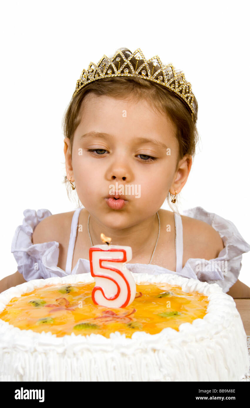 Une Petite Fille Soufflant Les Bougies Sur Son Gateau D Anniversaire Gateau D Anniversaire 5 Ans Photo Stock Alamy