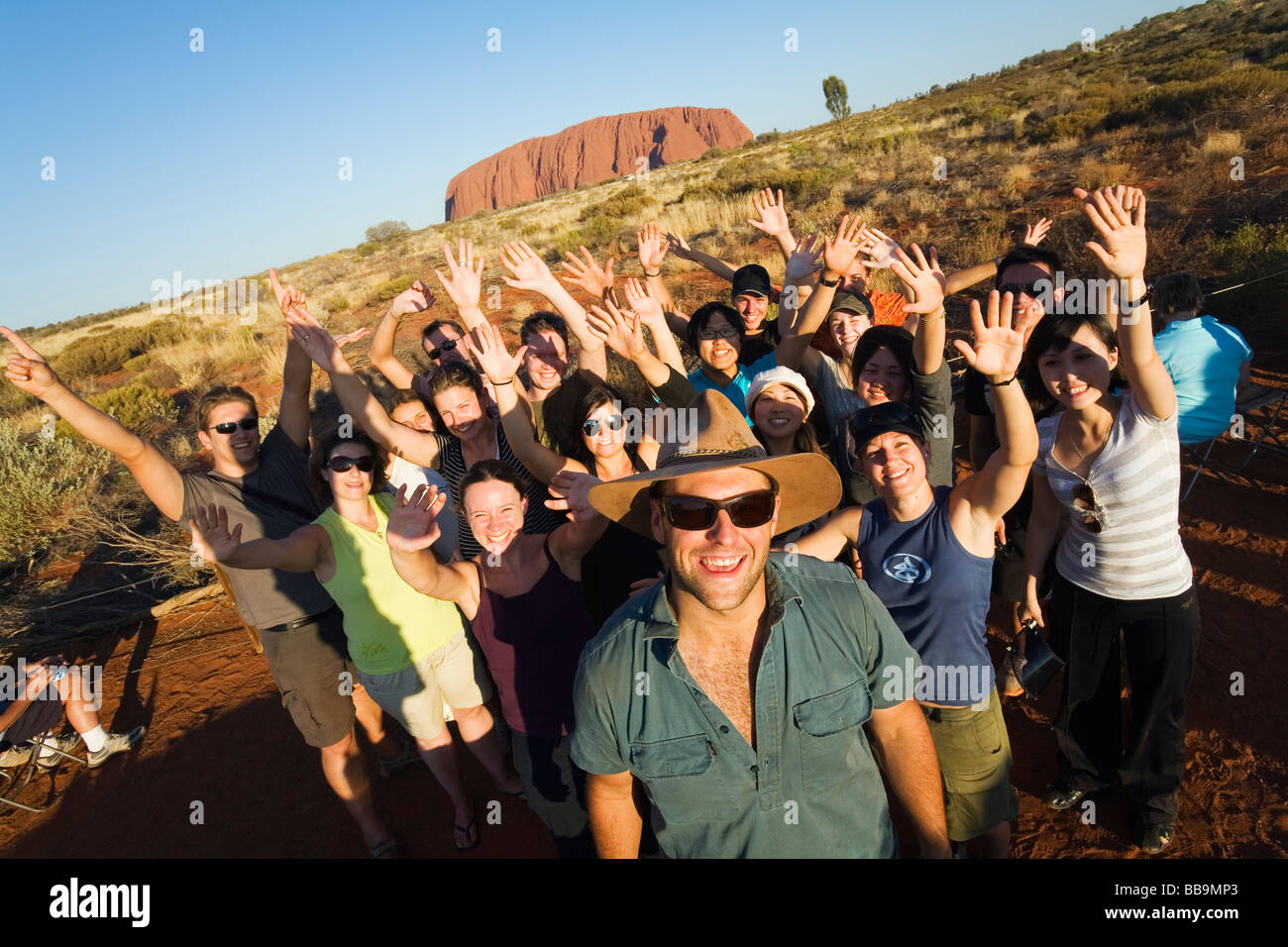 Groupe touristique à Uluru (Ayers Rock). Le Parc National d'Uluru-Kata Tjuta, Territoire du Nord, Australie Banque D'Images