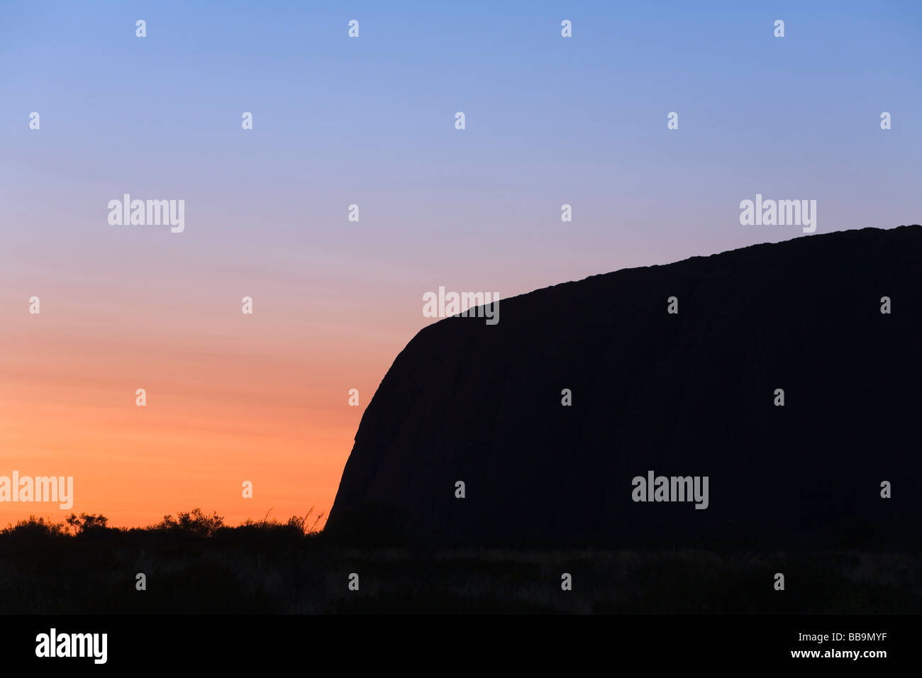 Uluru (Ayers Rock) au lever du soleil. Le Parc National d'Uluru-Kata Tjuta, Territoire du Nord, Australie Banque D'Images