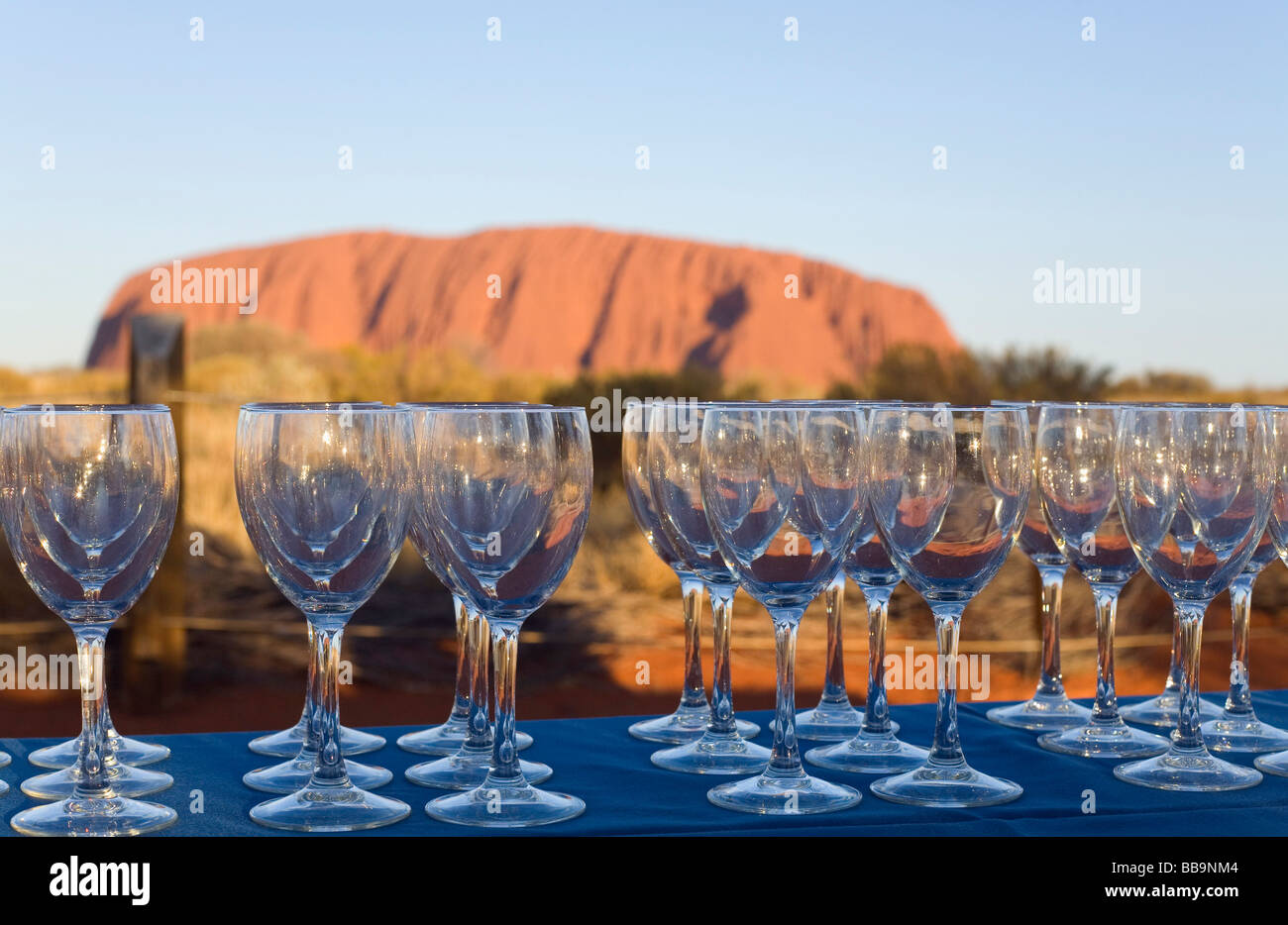 Verres pour boissons coucher du soleil sur Uluru (Ayers Rock). Le Parc National d'Uluru-Kata Tjuta, Territoire du Nord, Australie Banque D'Images