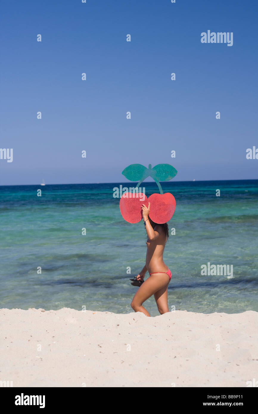 Fille qui marche le long d'une plage en maintenant le logo Pacha Ibiza  Photo Stock - Alamy