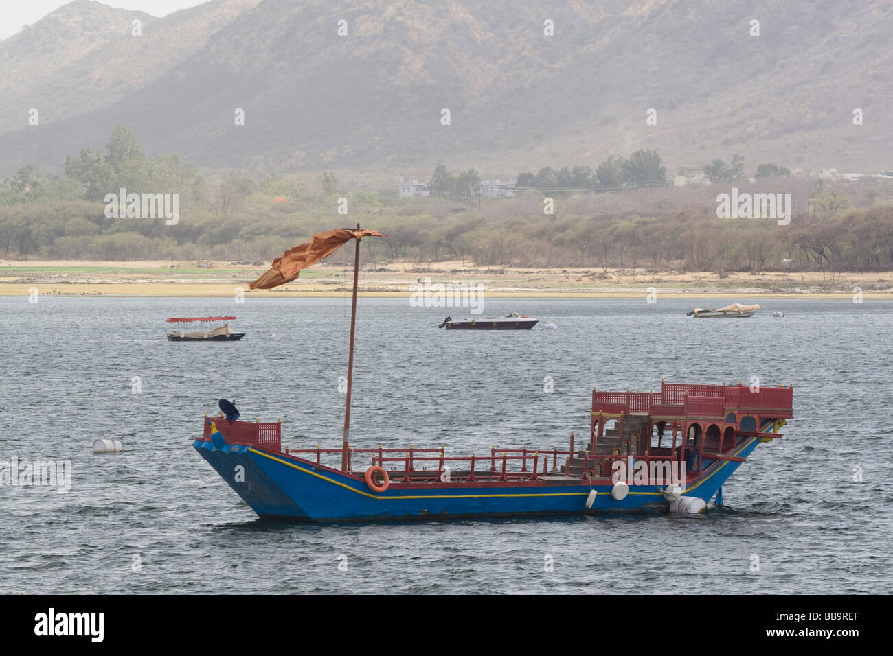 Inde Rajasthan Udaipur un tour de bateau sur le lac Pichola Rajasthan traditionnel voile Banque D'Images